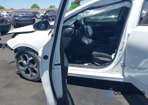 2021 Kia Forte Lxs z USA, uszkodzony, nr VIN 3KPF24AD8ME403914